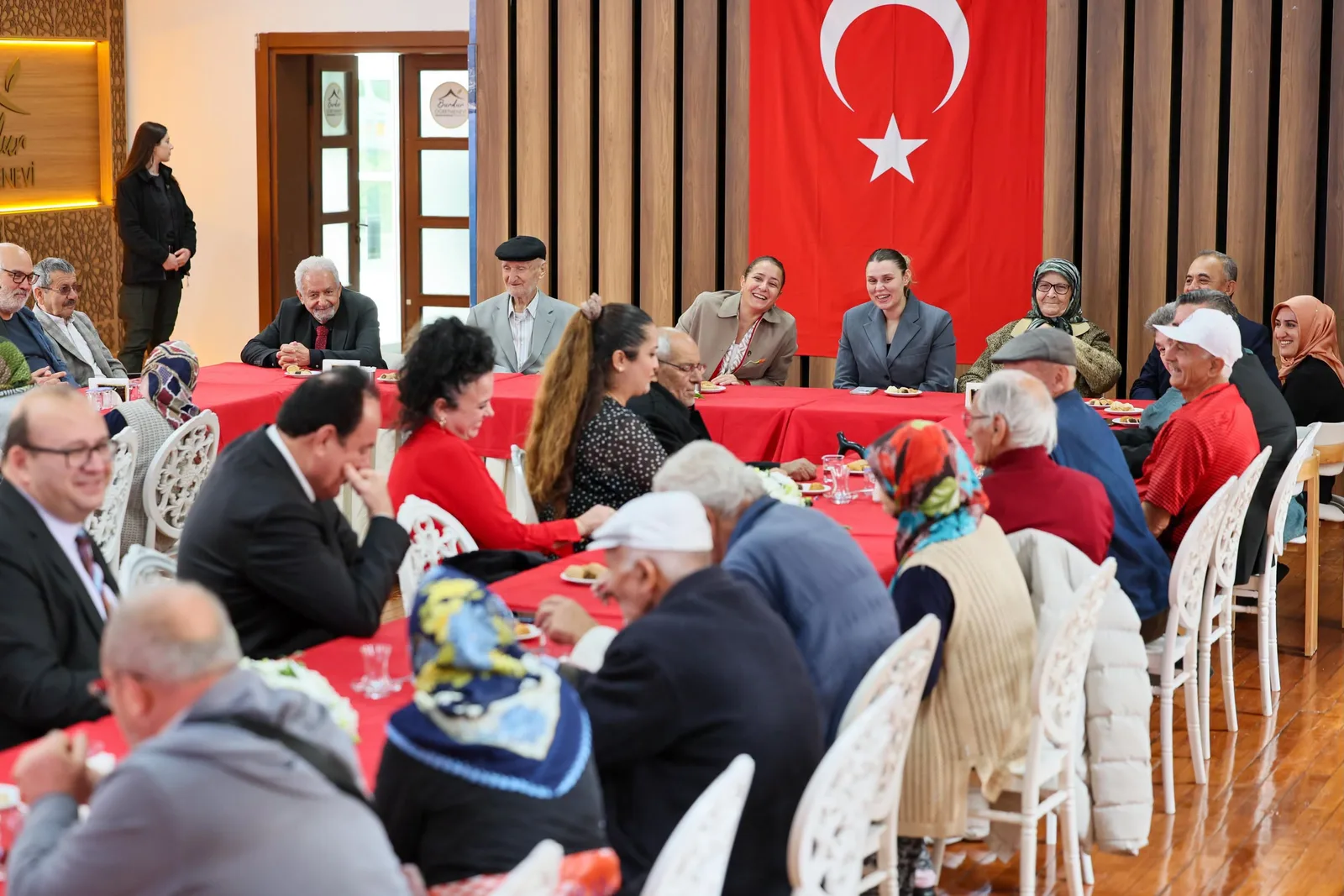 bir veya daha fazla kişi görseli olabilir