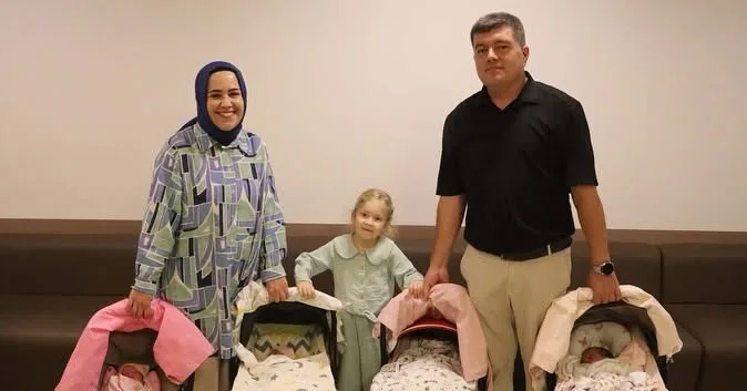 bebek, gülümseme ve hastane görseli olabilir